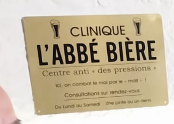 Plaque humoristique Clinique L’Abbé Bière avant la course du Marathon Var Provence Verte 2026