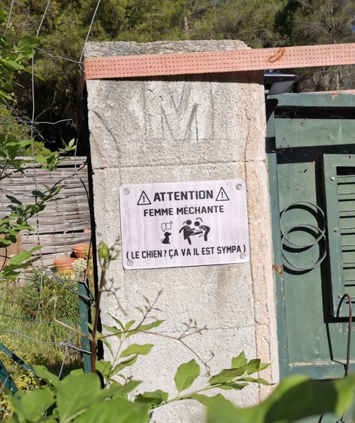 Pancarte humoristique Attention femme méchante le chien est sympa lors de la sortie ACFA à Brignoles