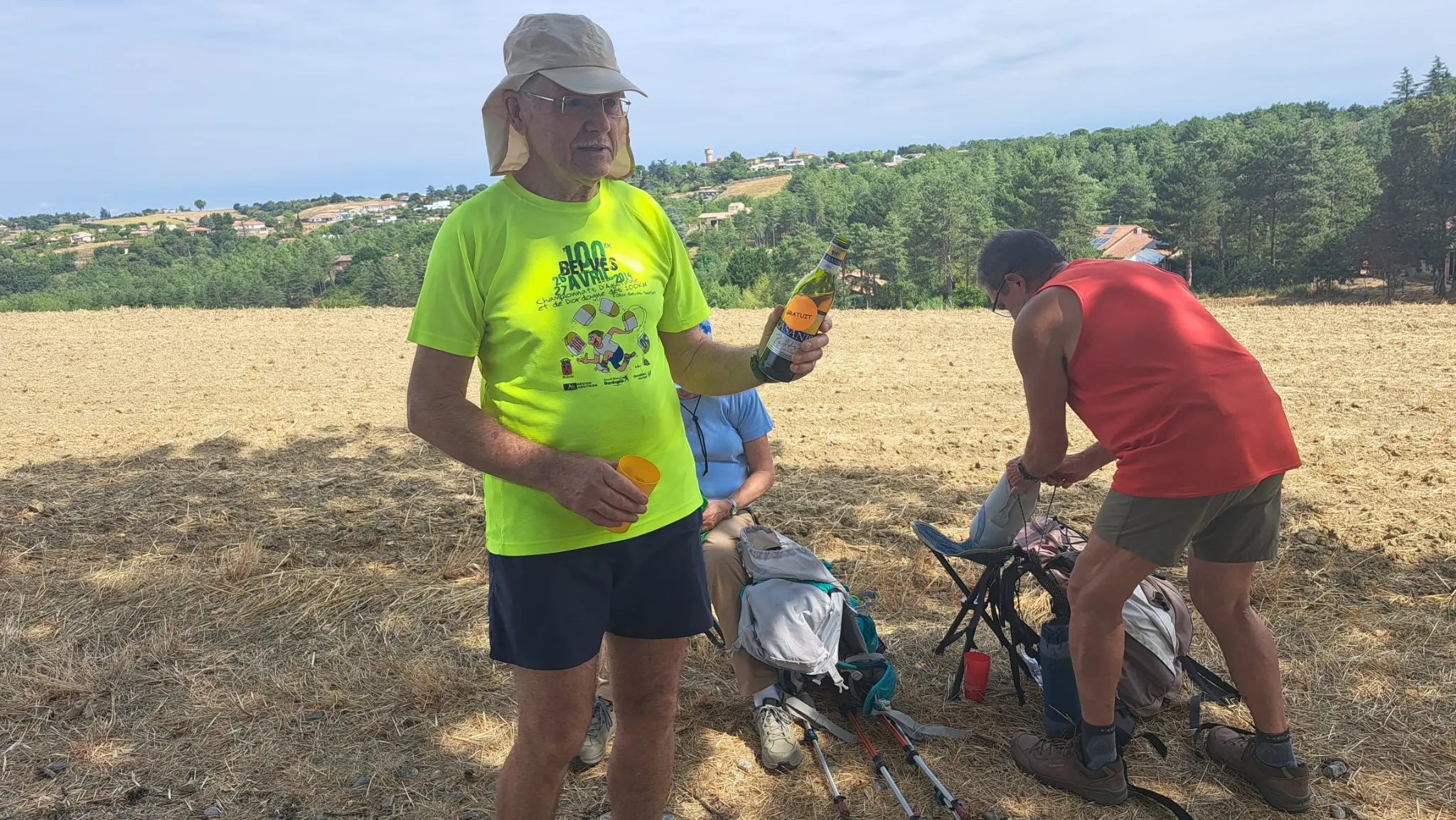 GéGé prépare l’apéritif lors de la randonnée ACFA