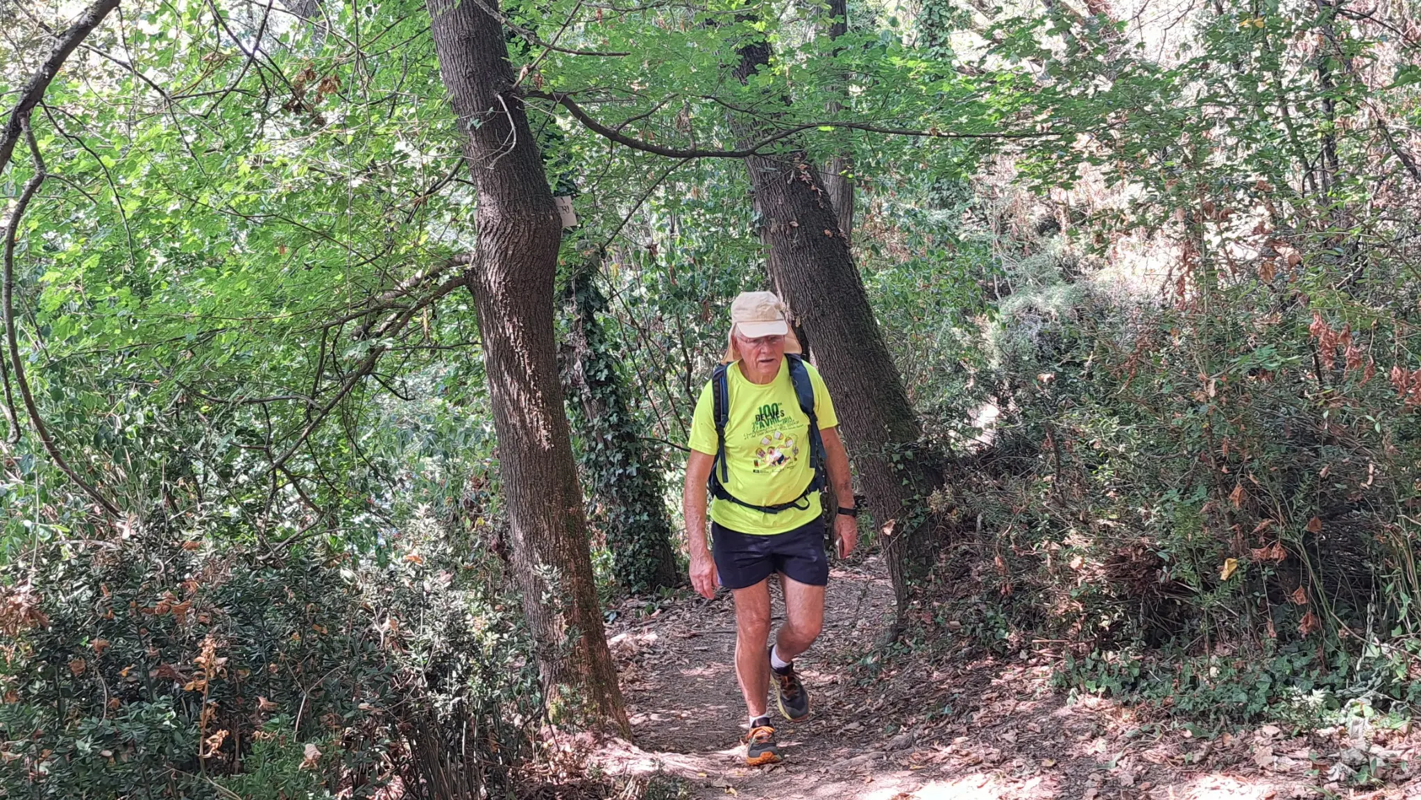 GéGé dans la montée forestière vers Clermont-le-Fort