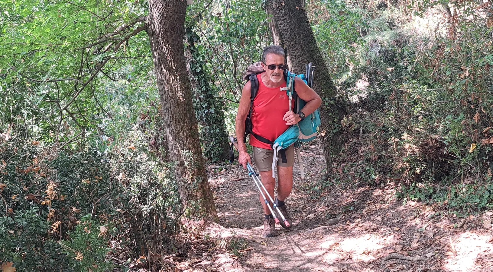 Marc dans le sentier escarpé menant à Clermont-le-Fort