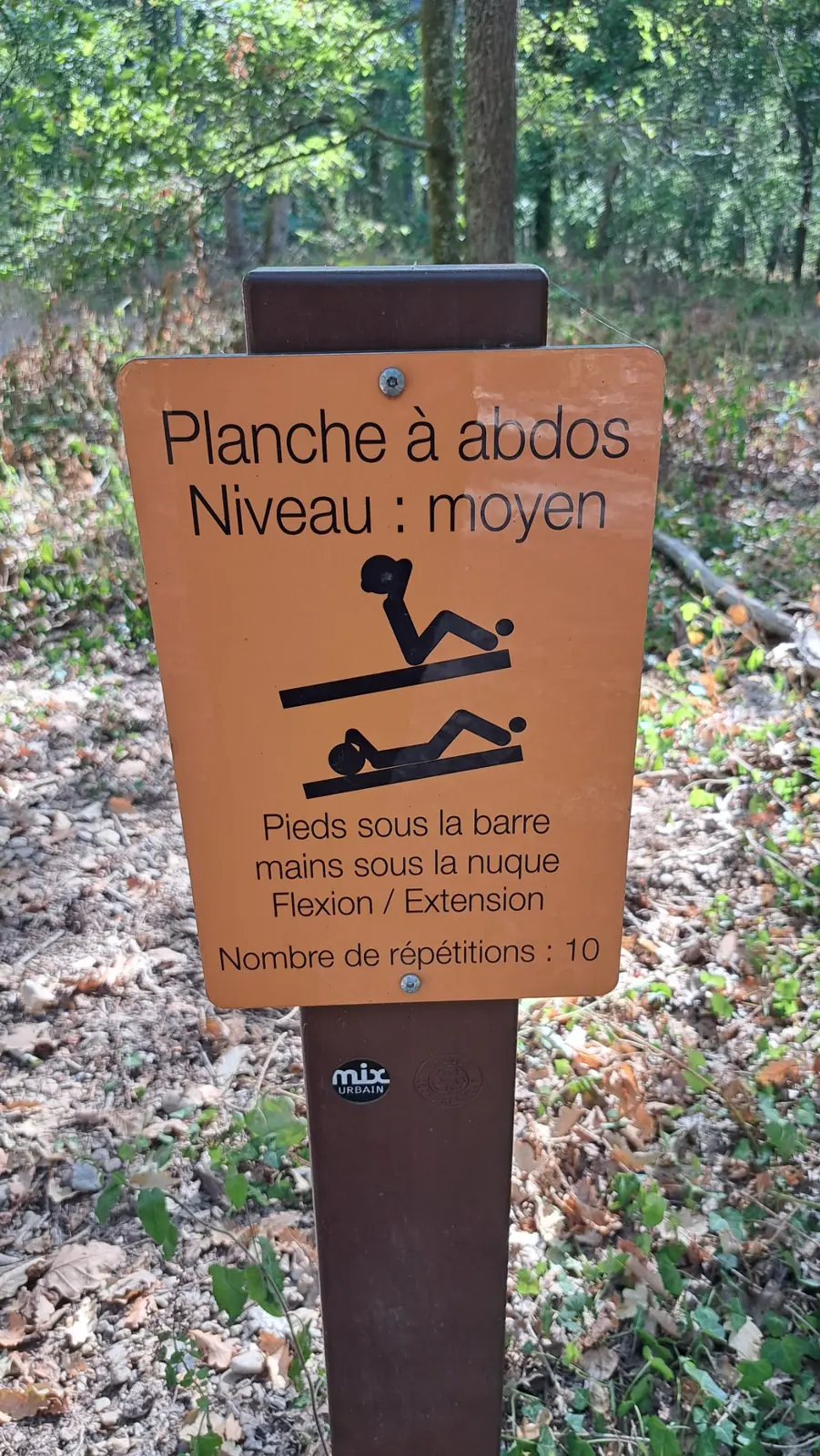 Atelier de planche à abdominaux du parcours de santé de la forêt de Buzet