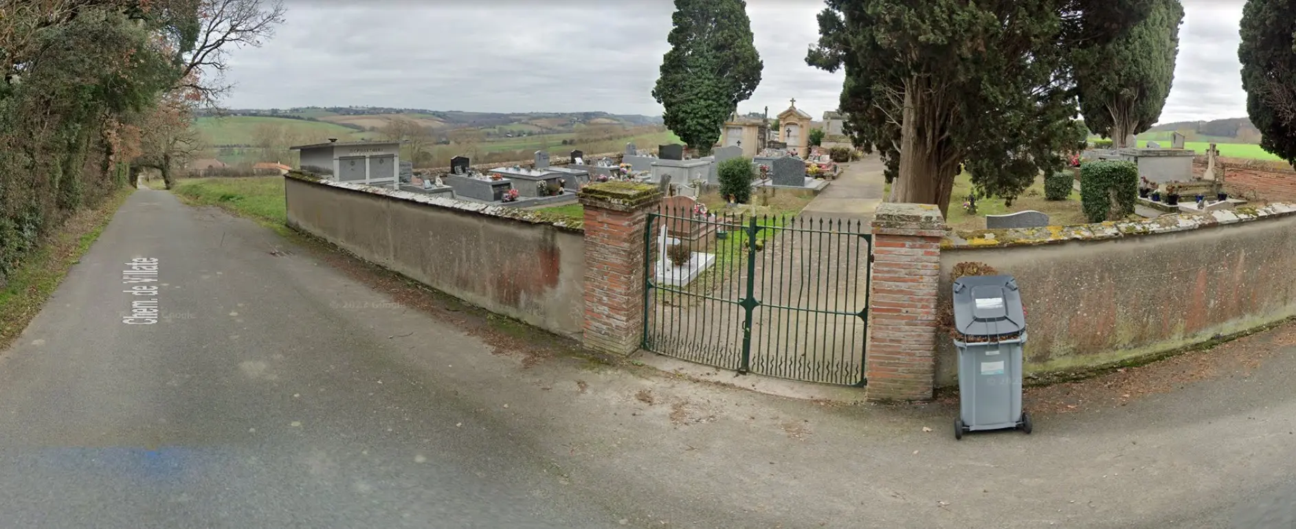 Cimetière d’Aureville aperçu pendant la randonnée ACFA dans le Lauragais