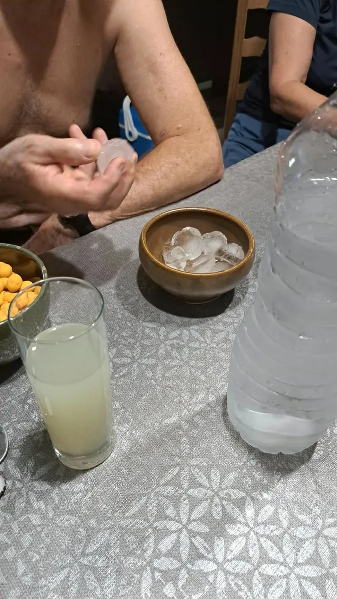 Glaçons et boissons rafraîchissantes servis après la randonnée