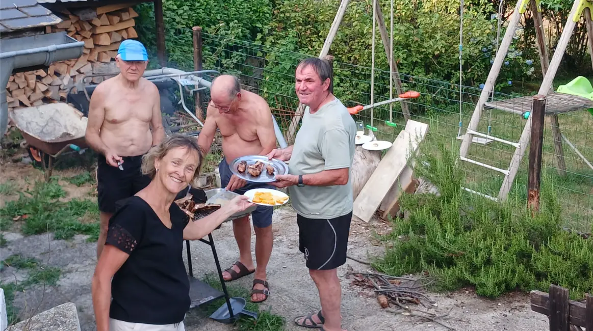 Membres de l’ACFA préparant des grillades conviviales devant le gîte