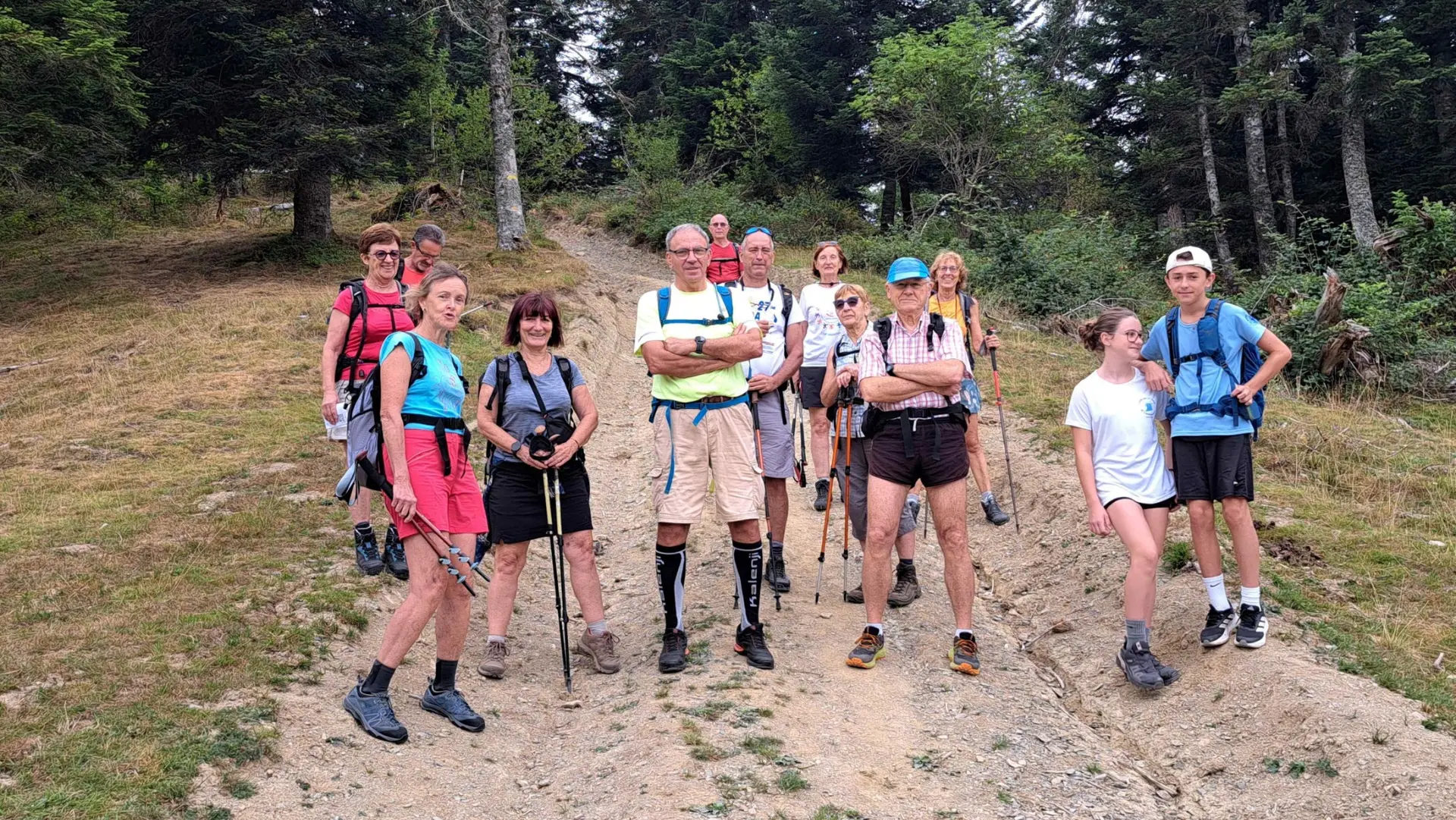 Groupe 1 réuni sur un sentier forestier pendant la rando d’été ACFA 2026 au lac de Payolle