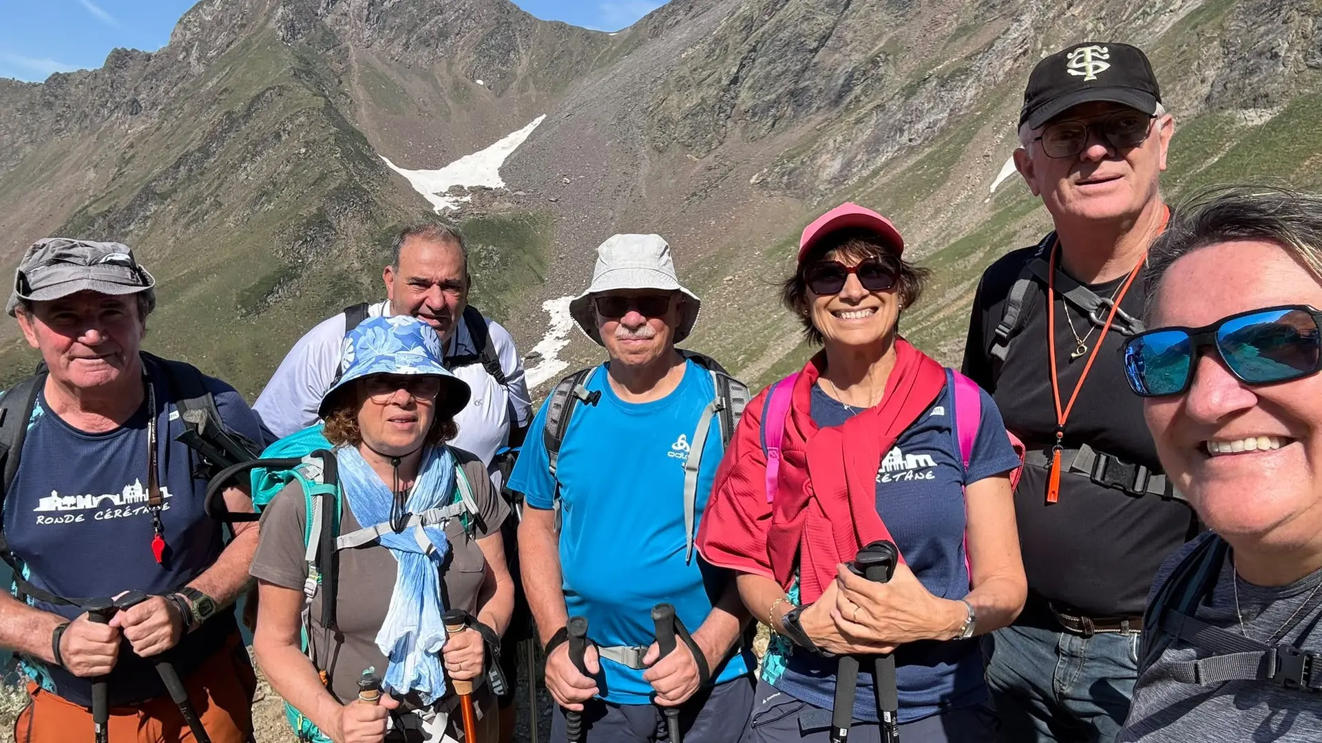 Membres du groupe 2 de l’ACFA réunis devant les montagnes près du lac d’Oncet
