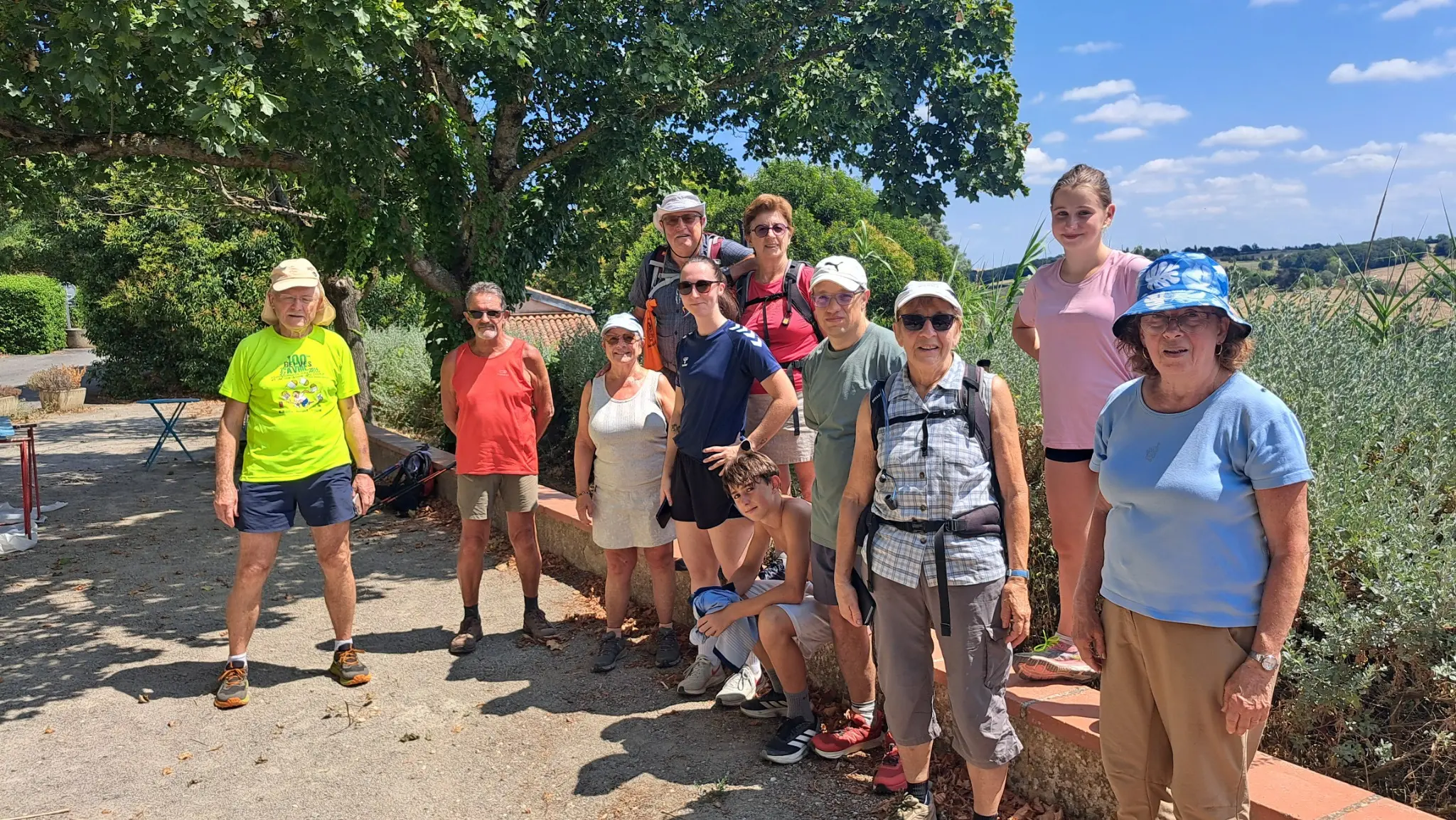 Photo de groupe des douze participants à la randonnée ACFA du Lauragais du 5 août 2026