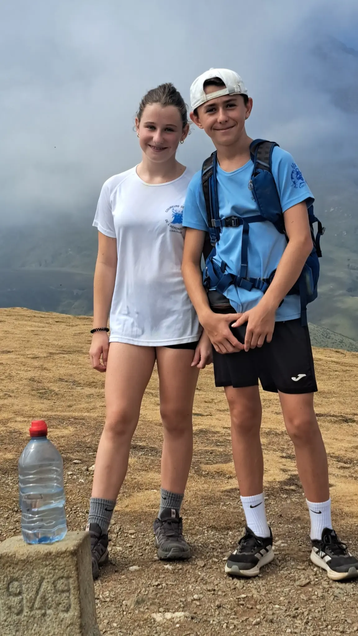 Elsa et Evan, les deux jeunes randonneurs de l’ACFA, souriant au sommet dans les Pyrénées