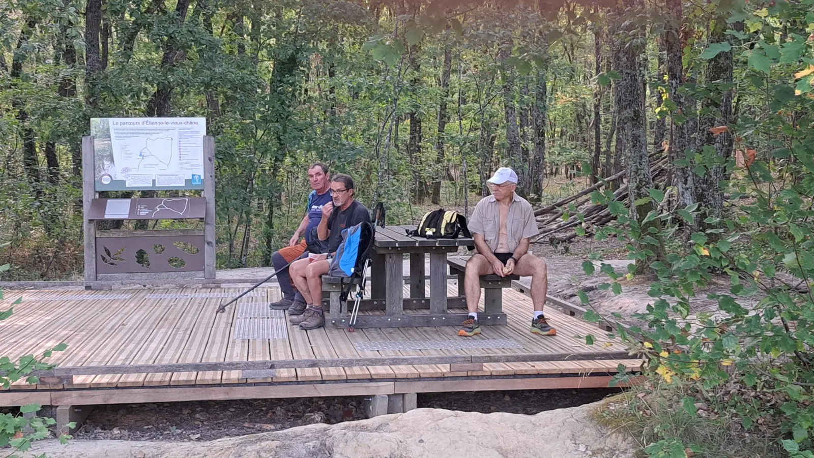 Les randonneurs font une pause à l’ombre dans la forêt de Buzet