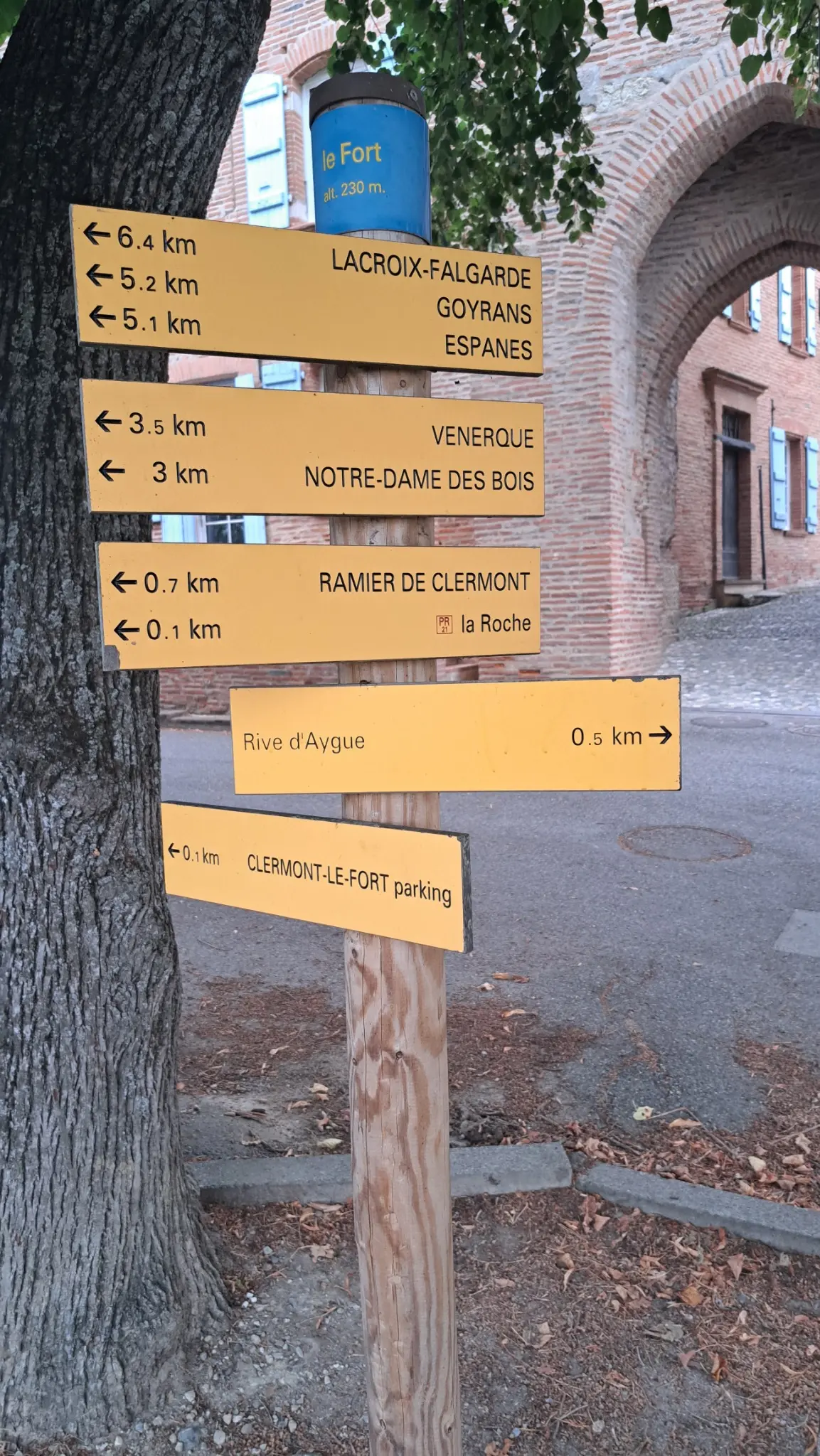 Panneaux de randonnée indiquant plusieurs directions à Clermont-le-Fort