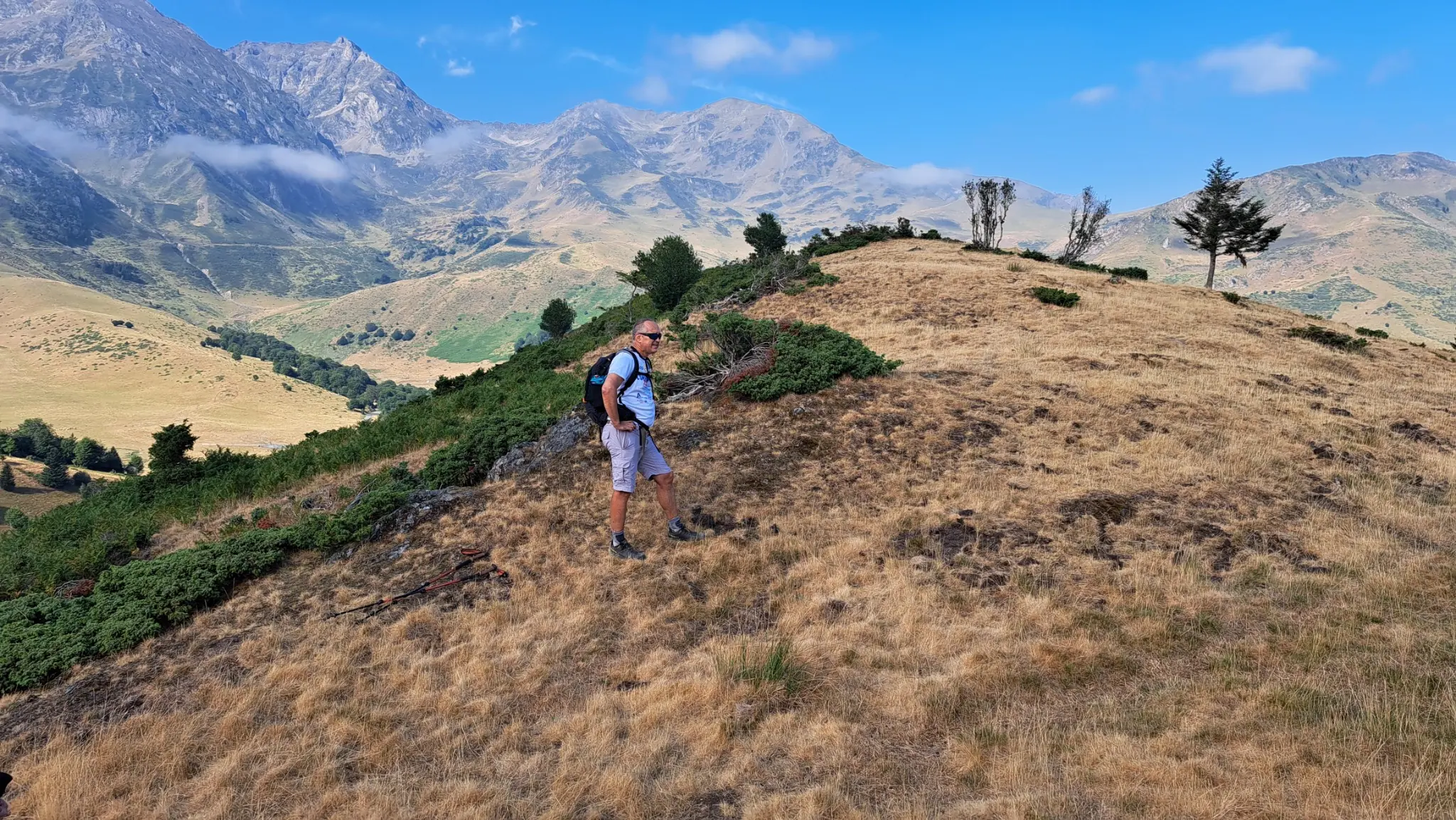 Randonneur devant les sommets pyrénéens pendant la rando d’été ACFA 2026