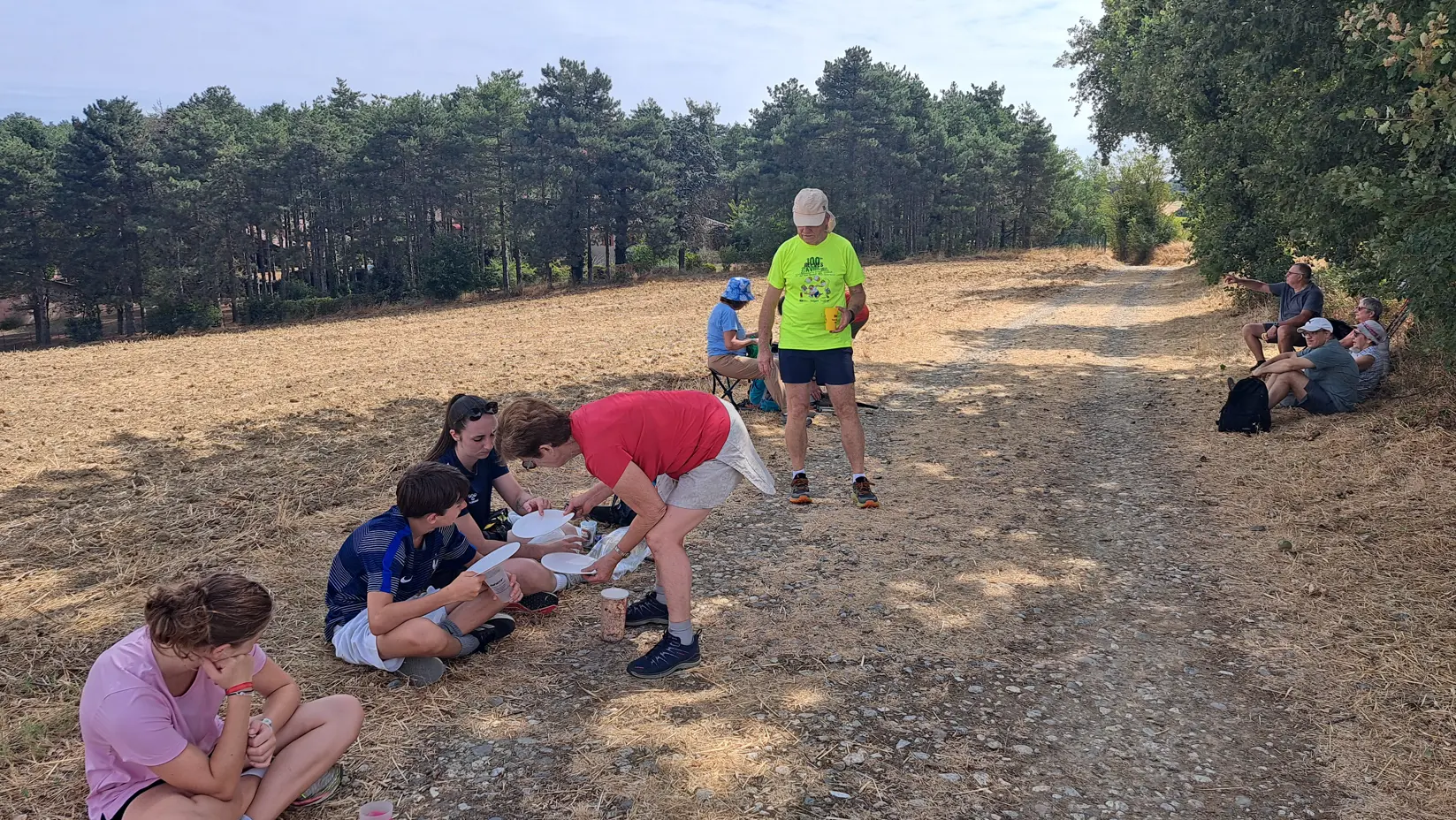 Pause déjeuner à l’ombre pendant la randonnée ACFA dans le Lauragais
