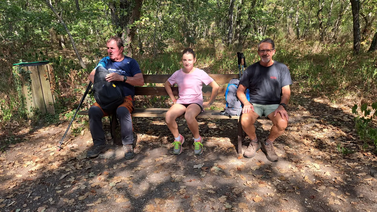 Pause conviviale pendant la randonnée ACFA dans la forêt de Buzet