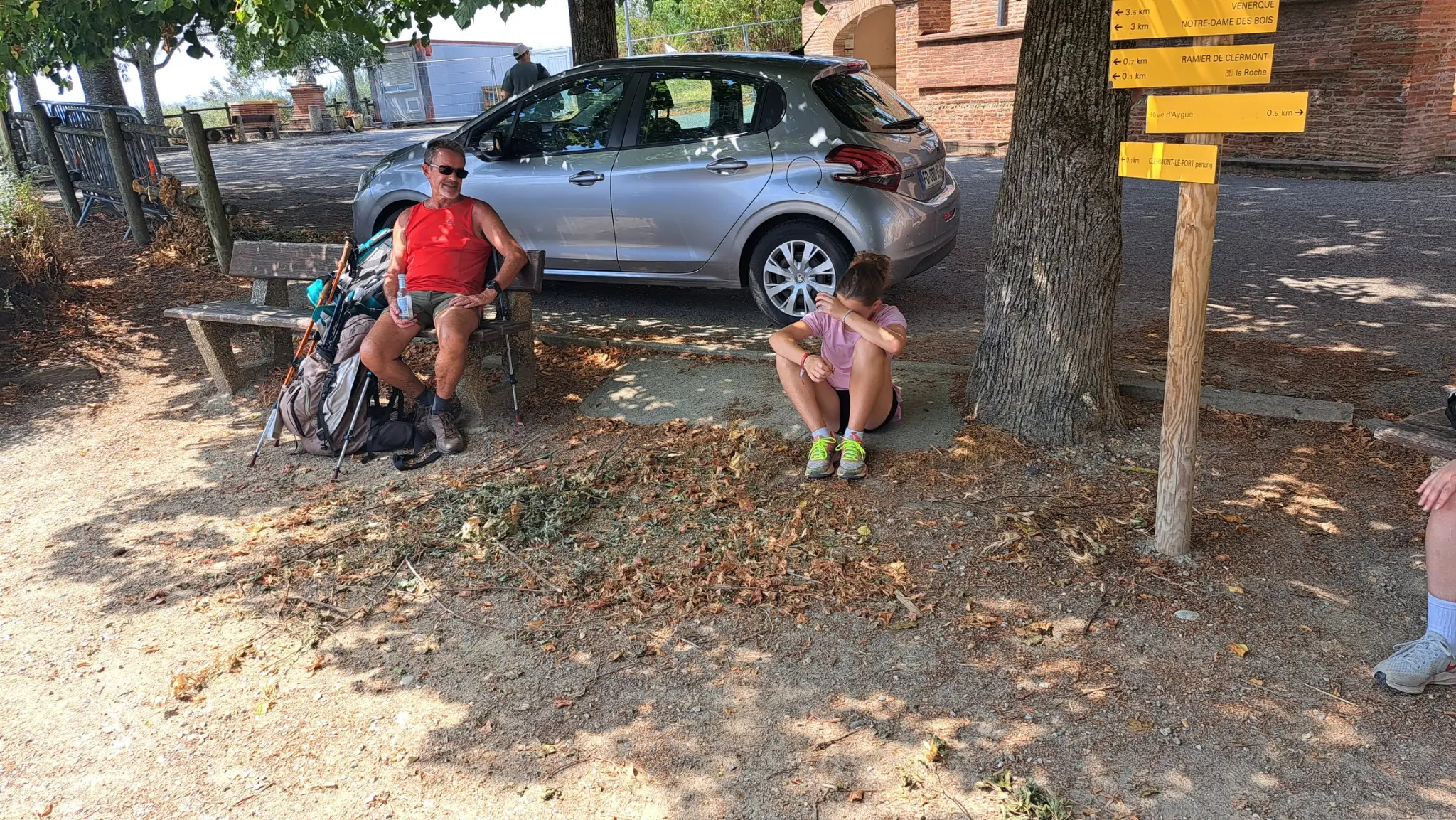 Repos des randonneurs après le retour à Clermont-le-Fort