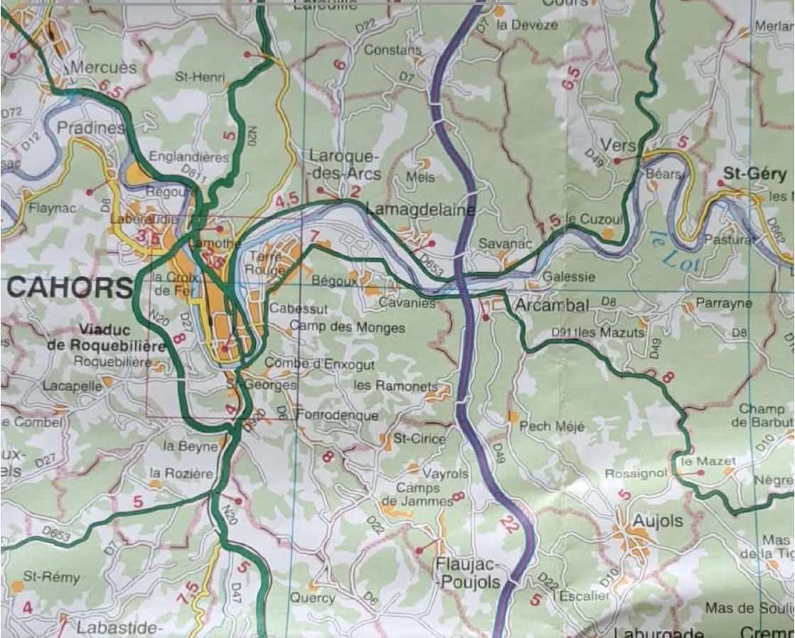Randonner en montagne avec une carte topographique