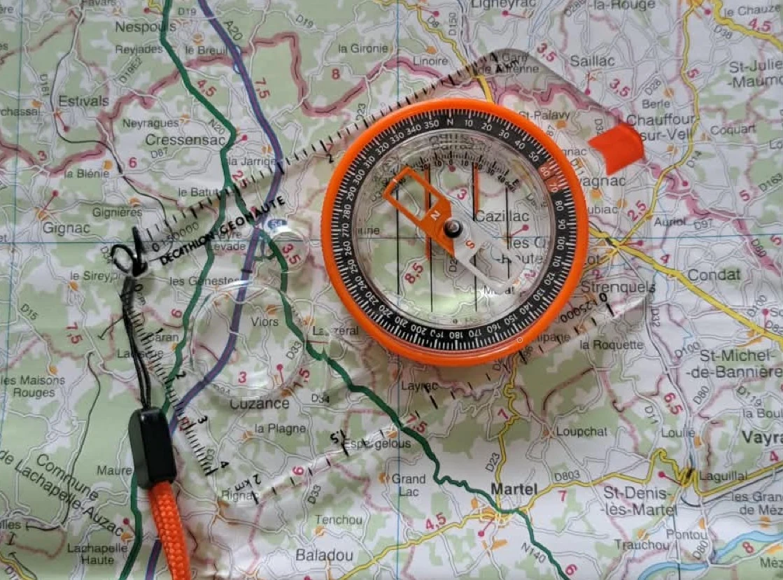 Randonner en montagne avec une carte et une boussole