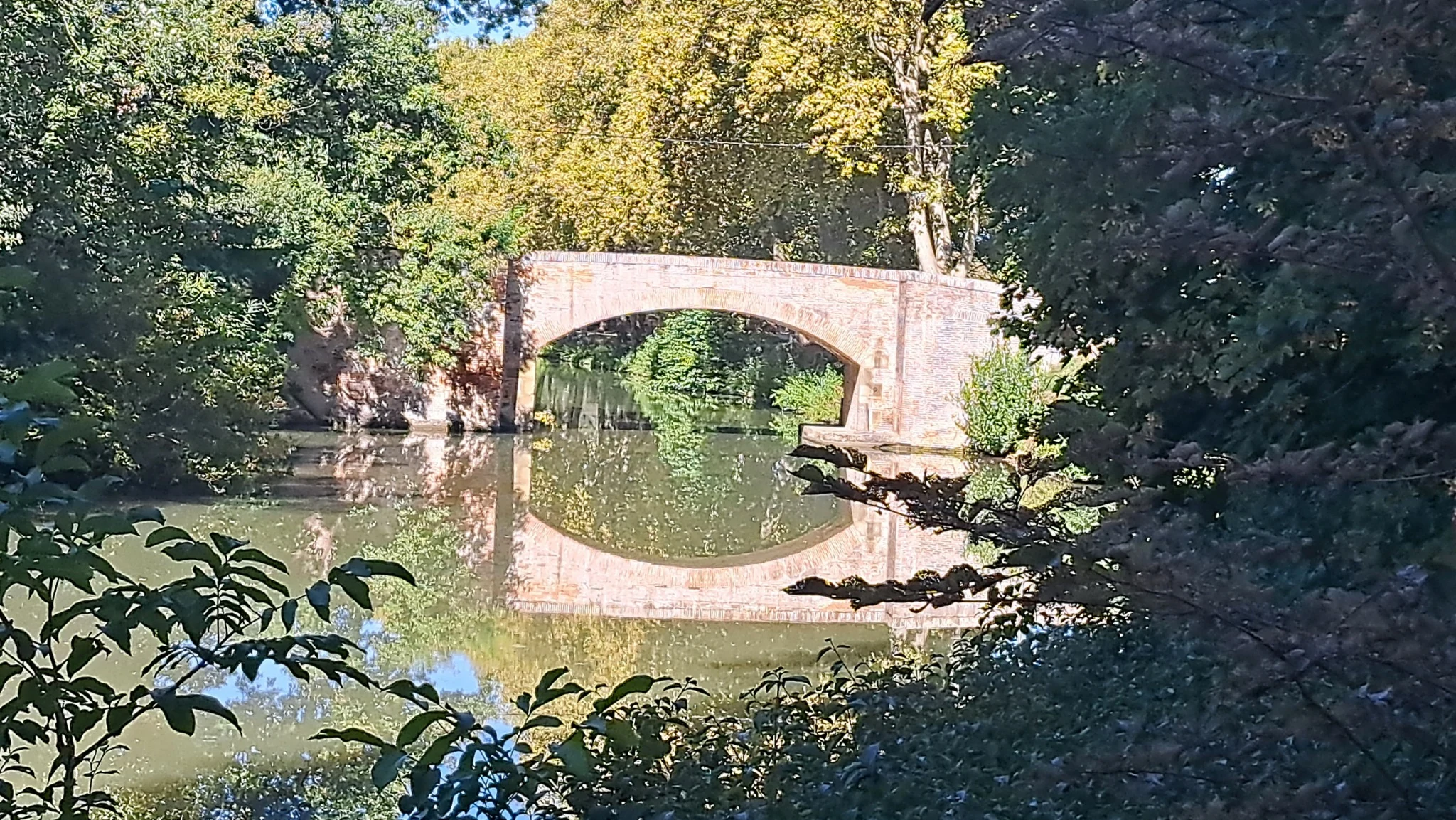 Pont en briques sur le Canal du Midi près de Donneville