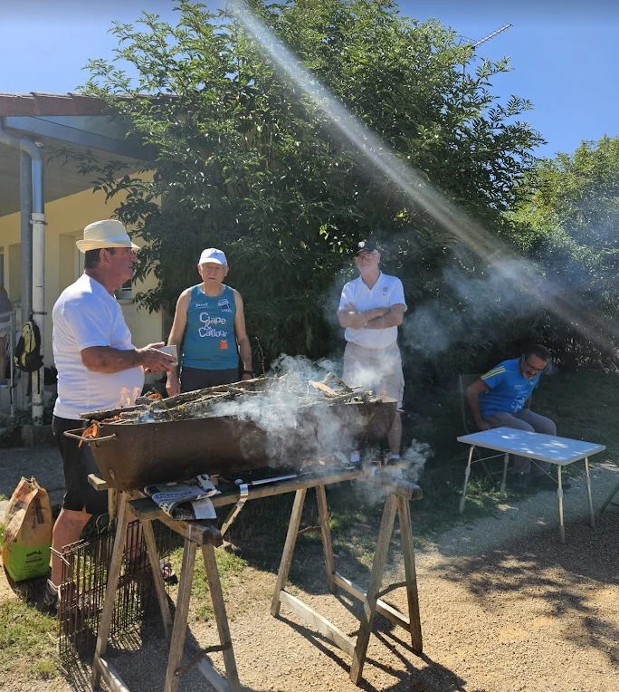 Équipe du barbecue de la fête ACFA 2026 au milieu de la fumée