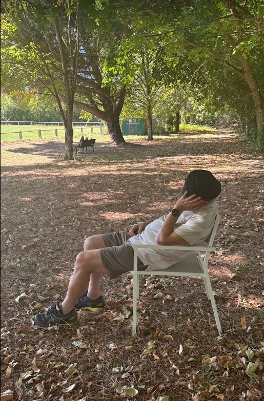 Pause sur une chaise à l’ombre pendant la fête ACFA 2026
