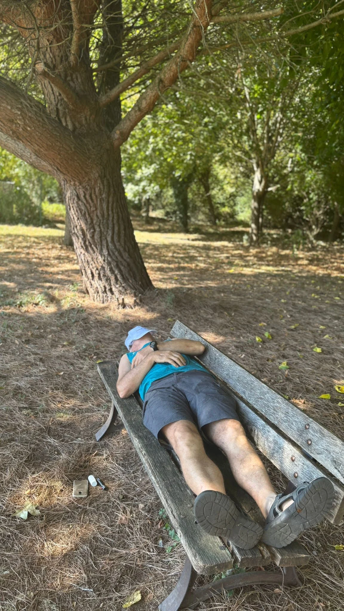 Sieste sur un banc pendant la fête ACFA 2026