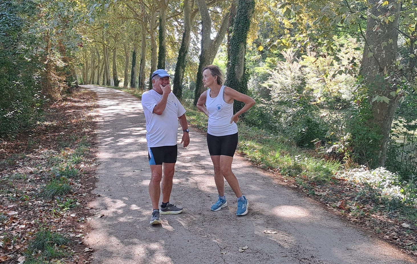Loulou et Françoise partageant un fou rire le long du Canal du Midi