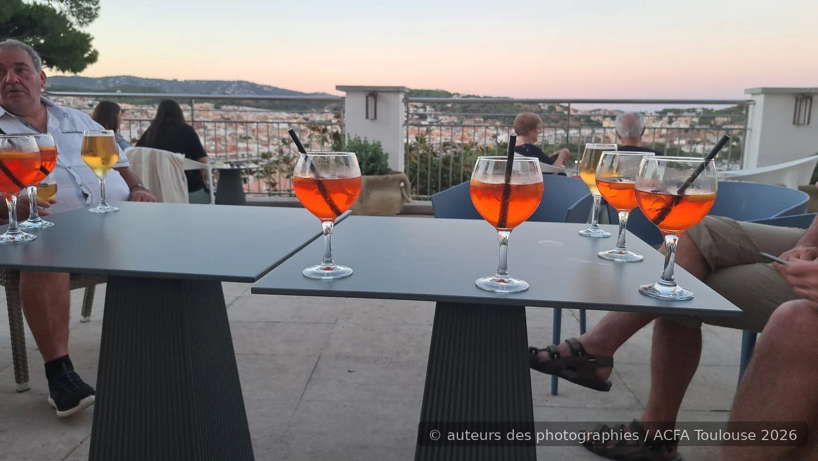 Apéritif en terrasse lors du week-end ACFA à Sant Feliu
