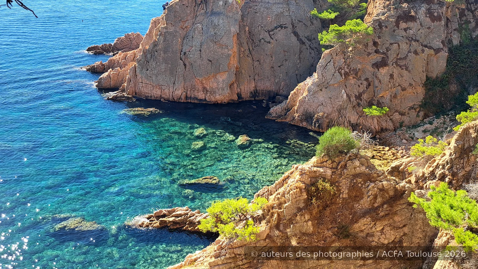 Crique méditerranéenne vue depuis le chemin de ronde de Sant Feliu