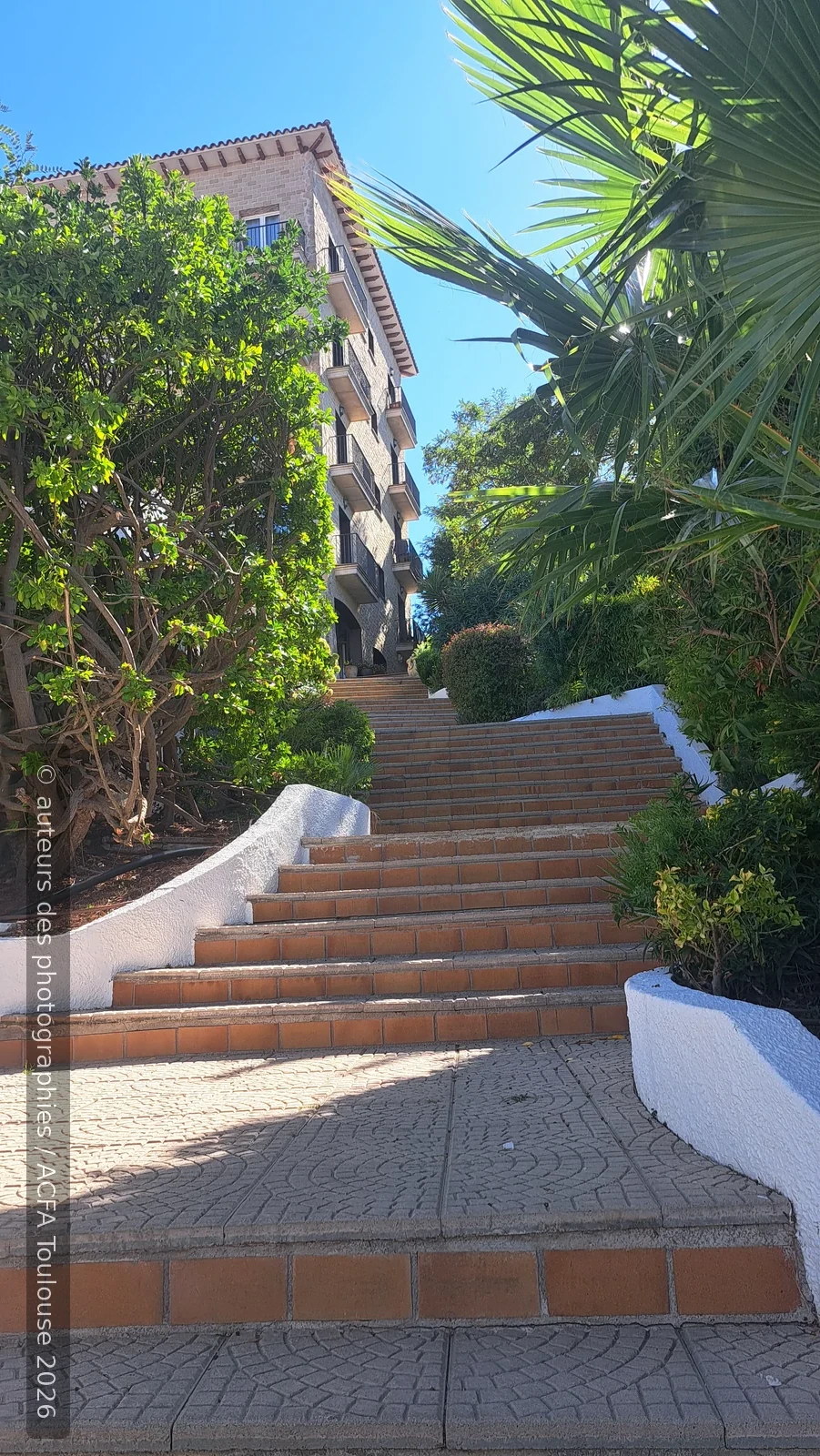 Escaliers reliant le parking à l’hôtel lors du séjour ACFA à Sant Feliu