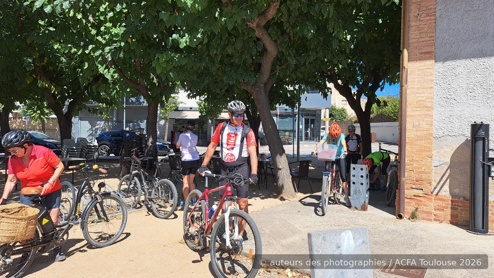 Pause repas à Cassà de la Selva pendant la sortie vélo ACFA