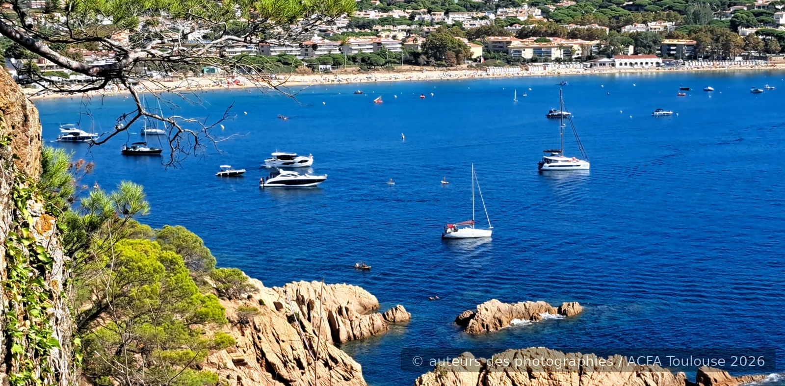 Vue sur la baie et la plage de Sant Pol depuis le chemin de ronde